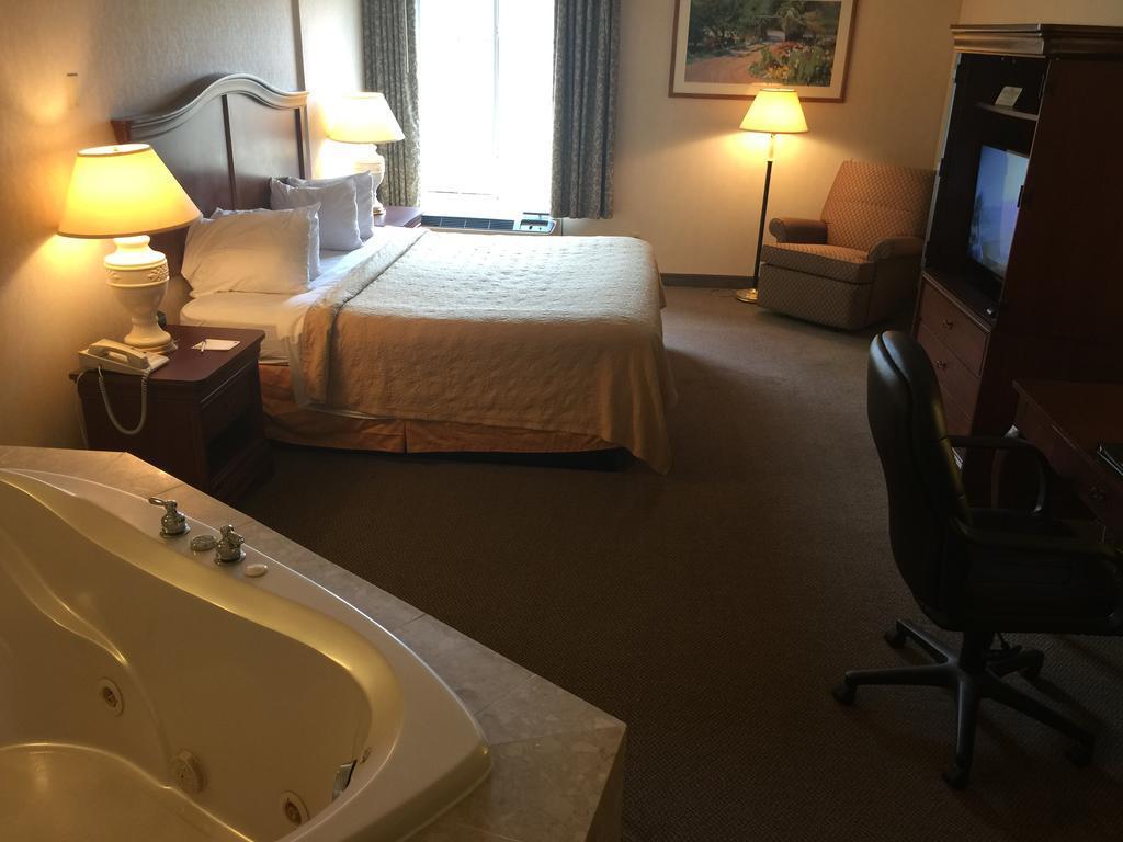 Quality Inn & Suites Danville Exteriör bild